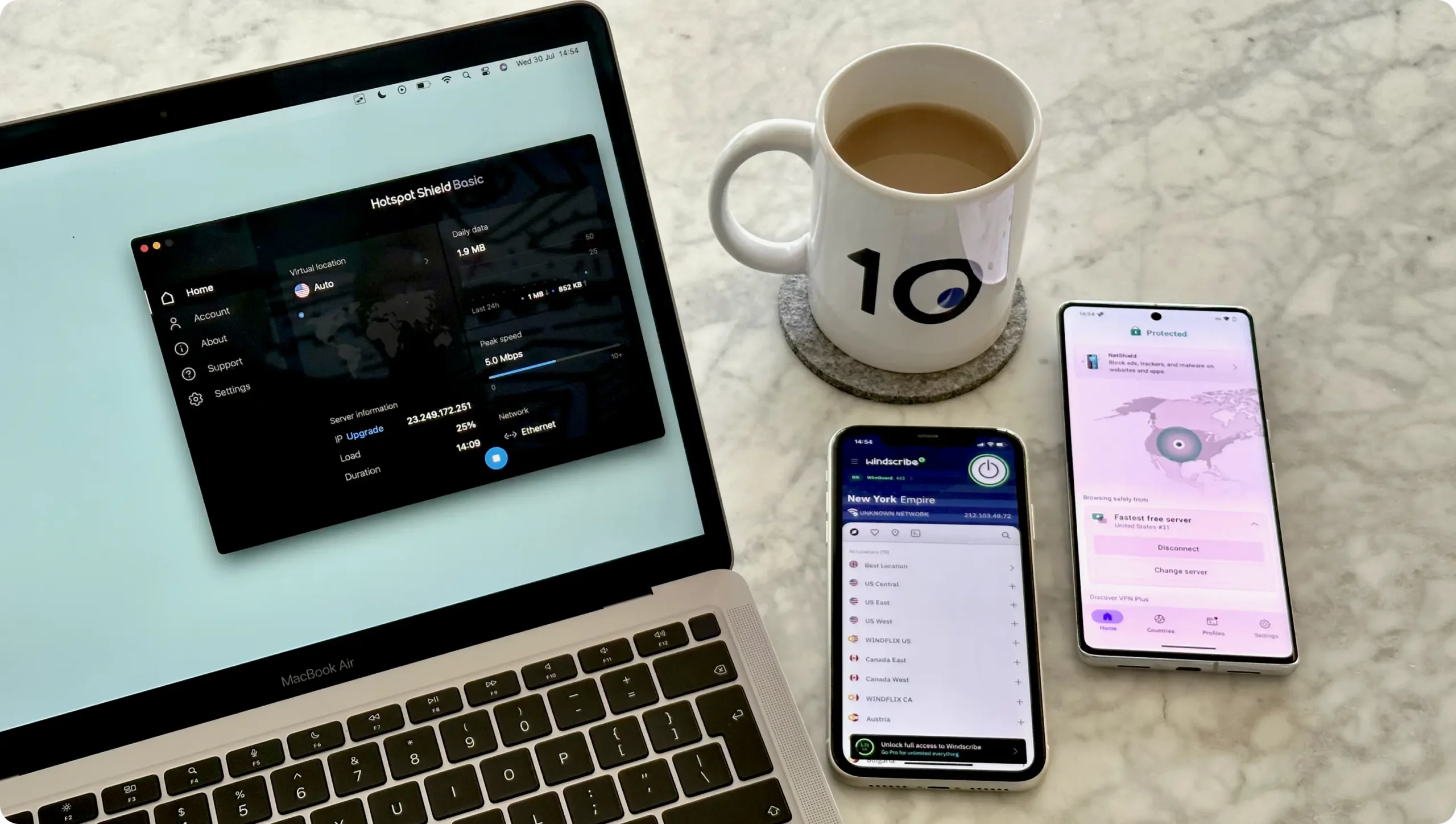 Les meilleurs services VPN gratuits affichés sur différents appareils : ProtonVPN, Windscribe et Hotspot Shield Basic
